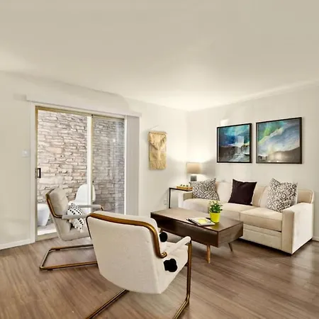 Walk To The Golf Course 2Bd Apt, Pool, And Parking